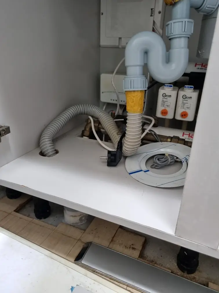 싱크대 배수구통 교체 작업, 누수와 냄새 해결 방법